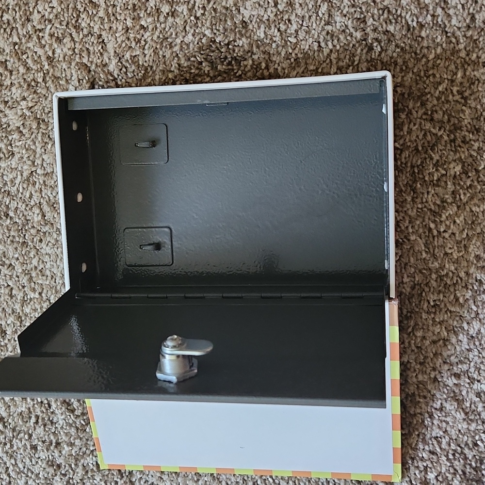Hidden Safe - Picture 3 of 3